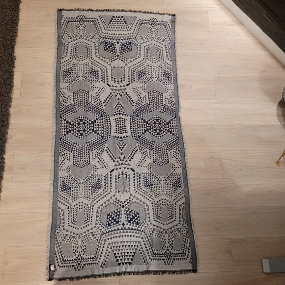 ROOTS | Geometric Pattern Blanket Scarf Shawl - Picture 3 of 7